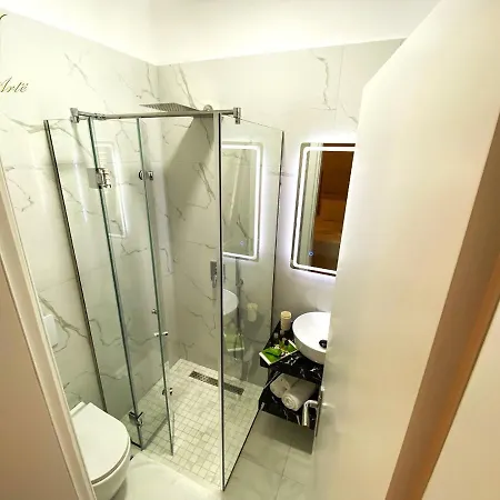 E Arte Center Otel Tiran